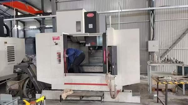 准新乔峰1370加工中心2台BT50主轴，24把刀库，带龙头.