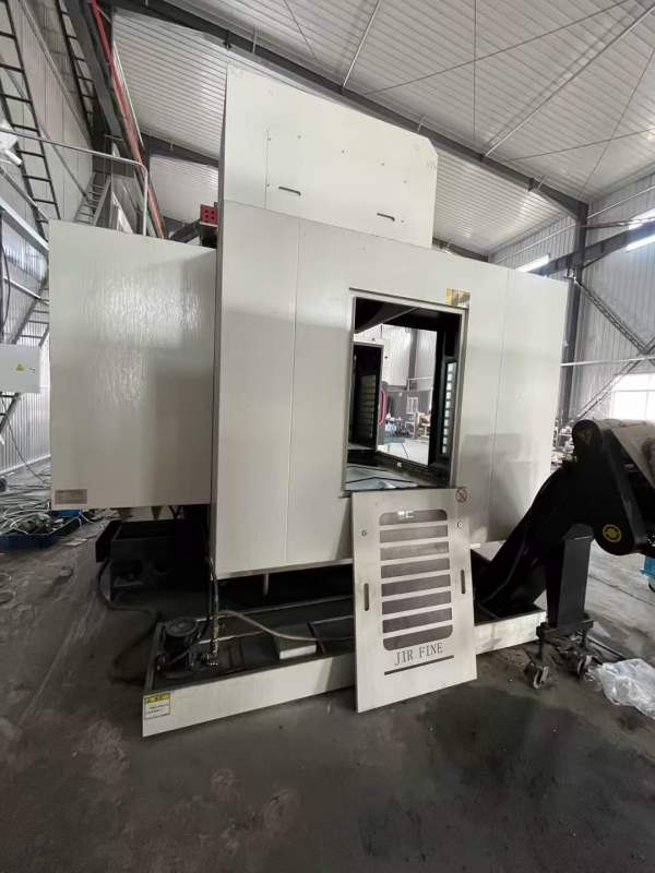 准新乔峰1370加工中心2台BT50主轴，24把刀库，带龙头.