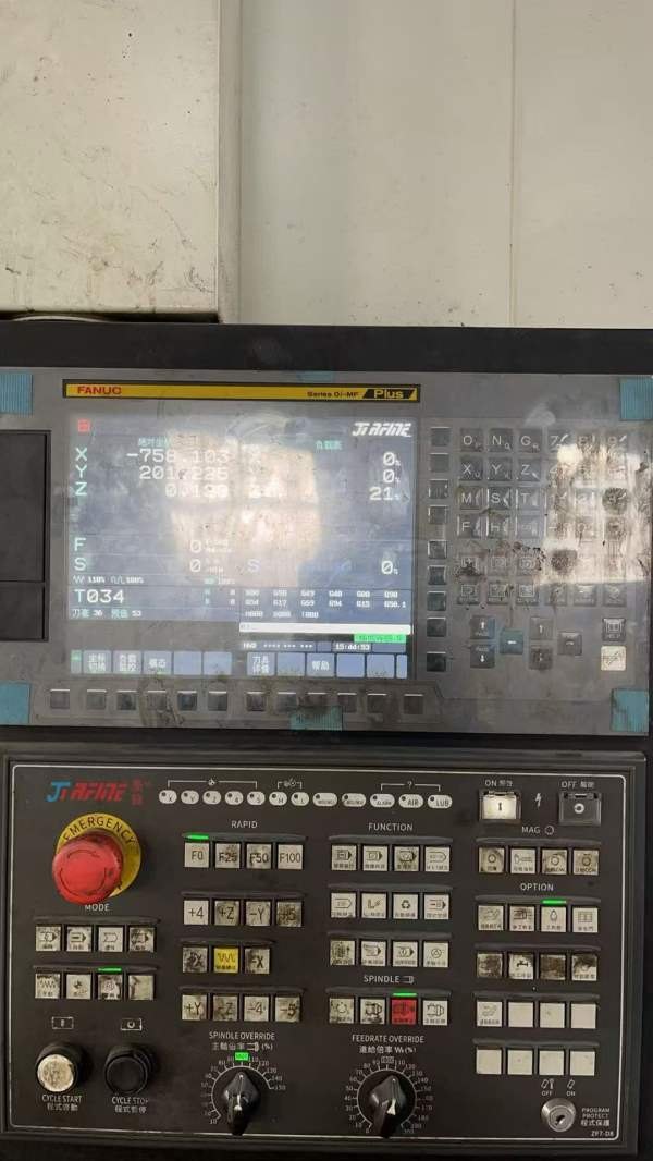 准新乔峰1370加工中心2台BT50主轴，24把刀库，带龙头.