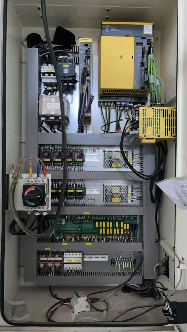 准新乔峰1370加工中心2台BT50主轴，24把刀库，带龙头.