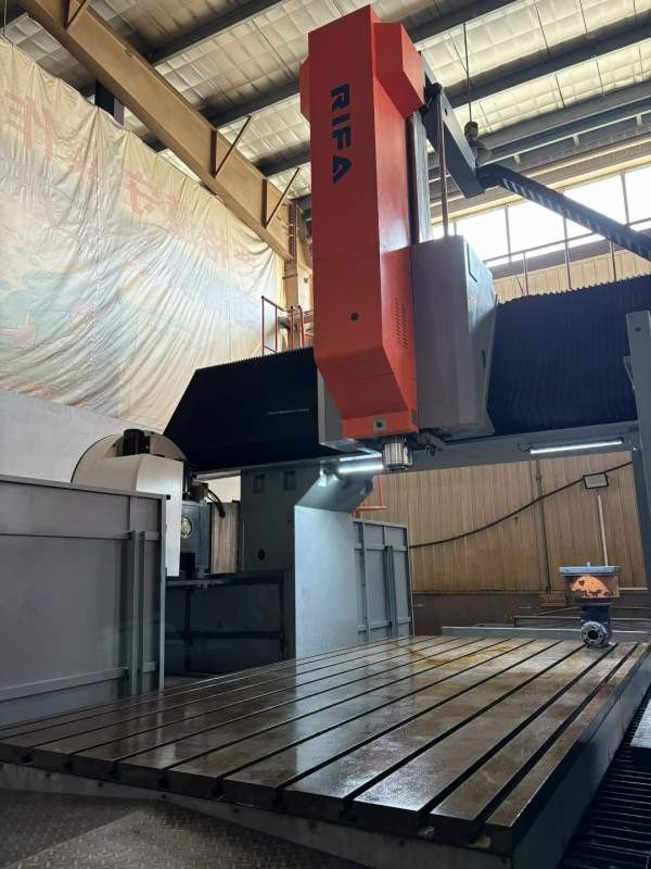 日发4026龙门加工中心．带刀库齿轮头带侧铣头．行程42.