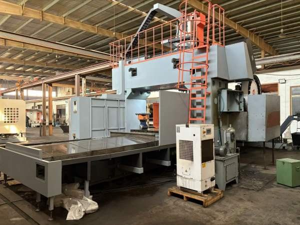 日发4026龙门加工中心．带刀库齿轮头带侧铣头．行程42.