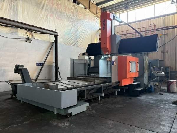 日发4026龙门加工中心．带刀库齿轮头带侧铣头．行程42.