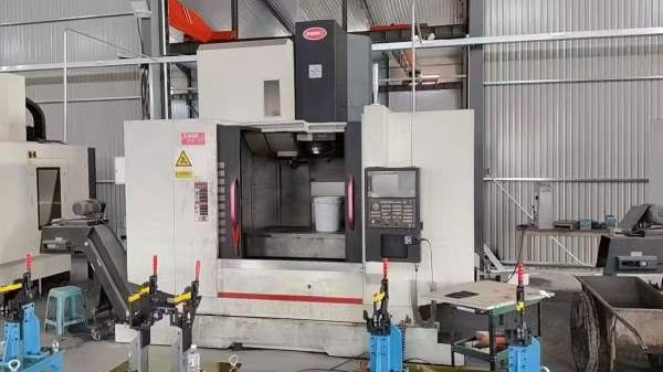准新乔峰1370加工中心2台BT50主轴，24把刀库，带龙头.