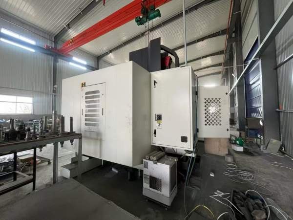 准新乔峰1370加工中心2台BT50主轴，24把刀库，带龙头.