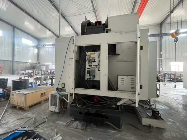 准新乔峰1370加工中心2台BT50主轴，24把刀库，带龙头.