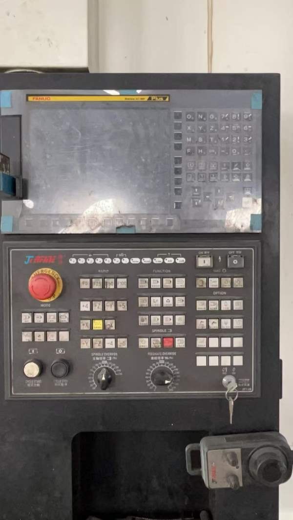 准新乔峰1370加工中心2台BT50主轴，24把刀库，带龙头.