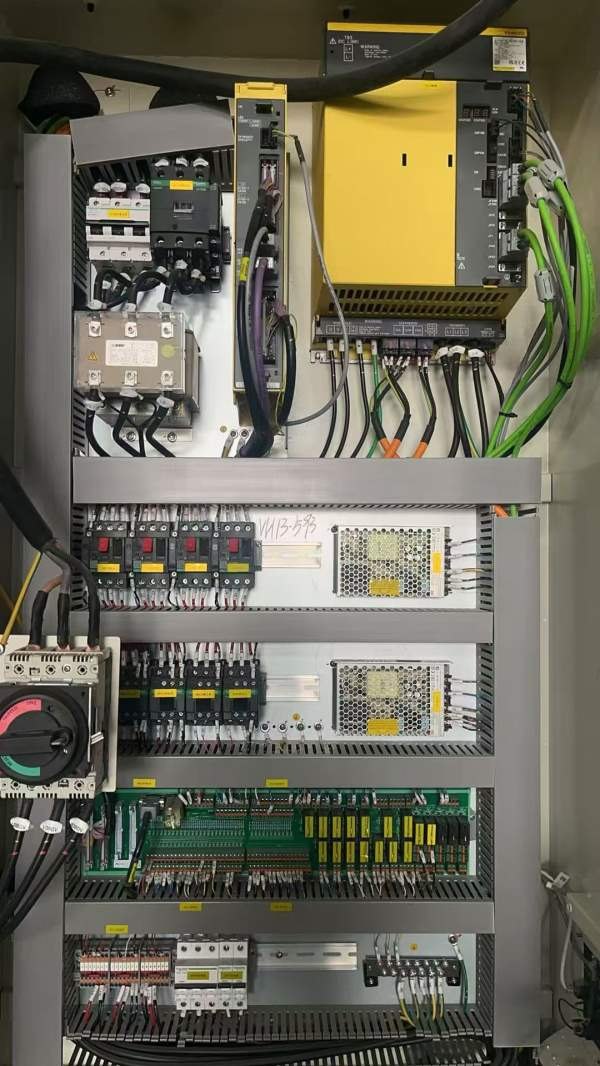 准新乔峰1370加工中心2台BT50主轴，24把刀库，带龙头.