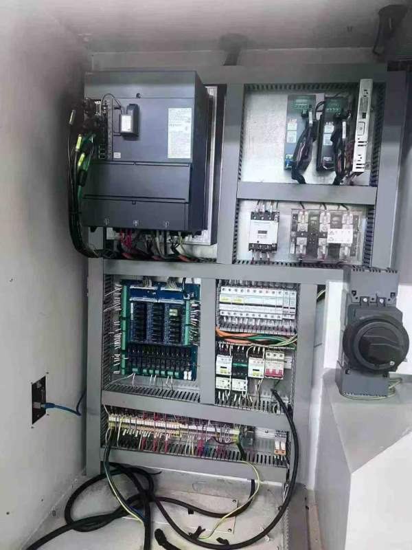 重庆工厂10台宇辰850   三线轨   三菱M80系统，全部在.