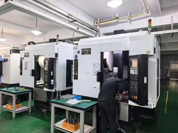 买下两台工厂在位台群T-V6加工中心，高配发那科OI-MF .