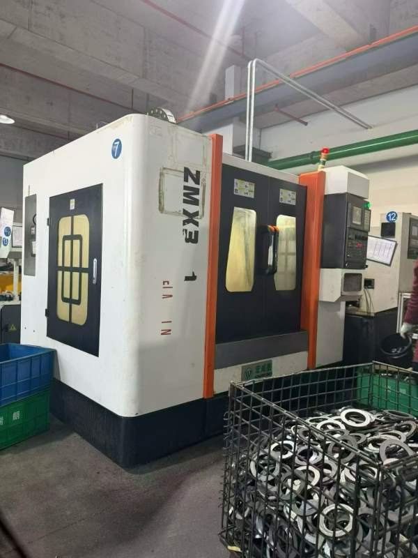 同款两台数控钻铣床，新代系统，工作台1m1乘以550的，.