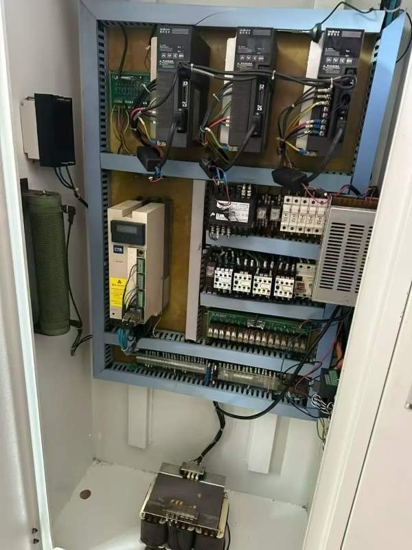 同款两台数控钻铣床，新代系统，工作台1m1乘以550的，.