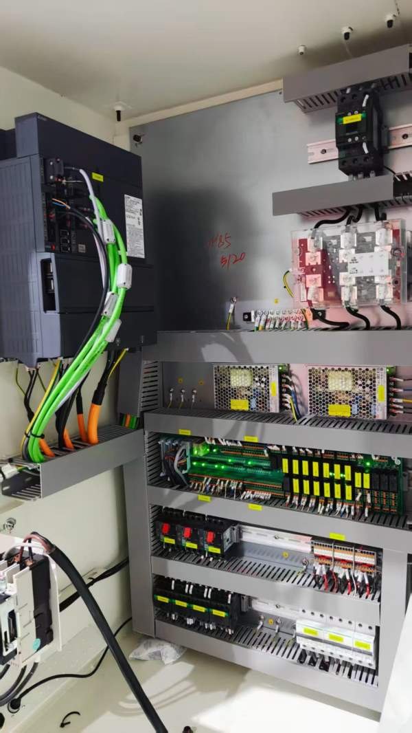 新到一台2025年乔峰VH85重型855加工中心，三菱M80系统.