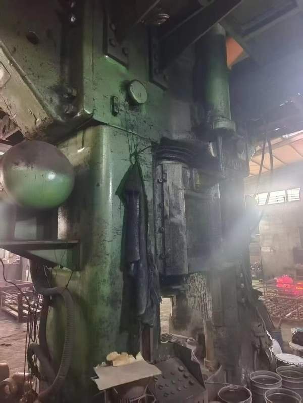 1600吨，宏达的产，摩擦压力机