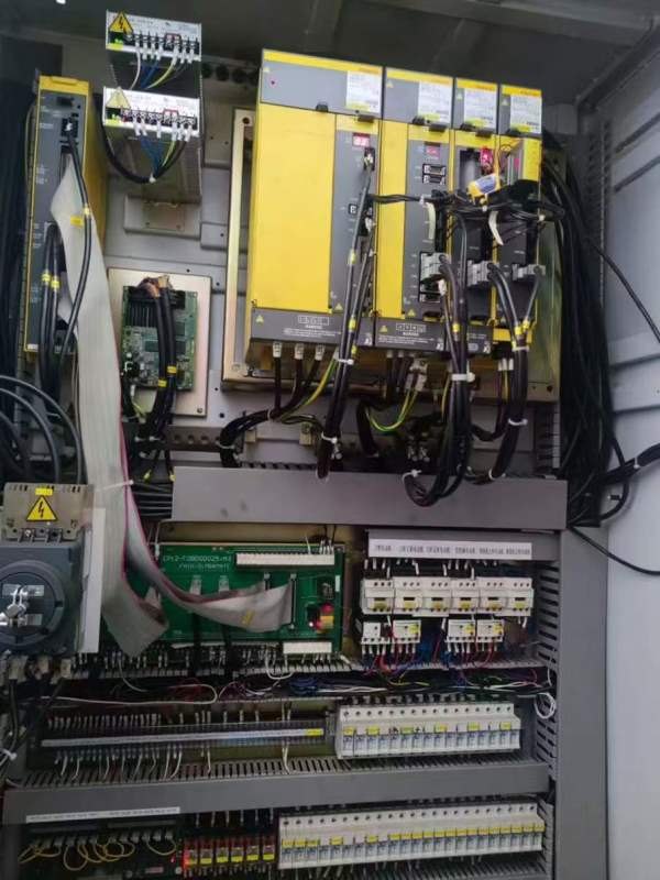 两台台湾友佳FV-800A加工中心，两线一硬、主轴转速100.