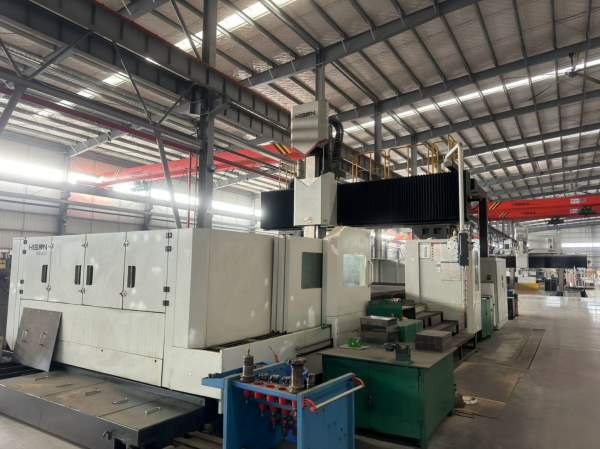 海天5米龙门，工作台3米5米，门宽3.65米，门高1.57米.