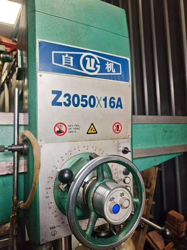 全新基本未用四川自贡Z3050X16A摇臂钻，准新机，导轨.