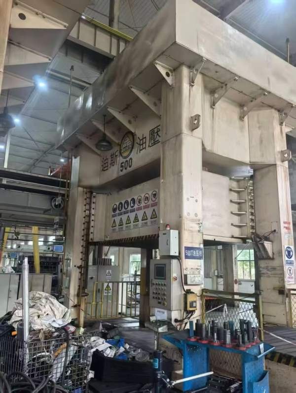 售：迪斯500吨框架液压机  3台台面：3600X2000工作台.
