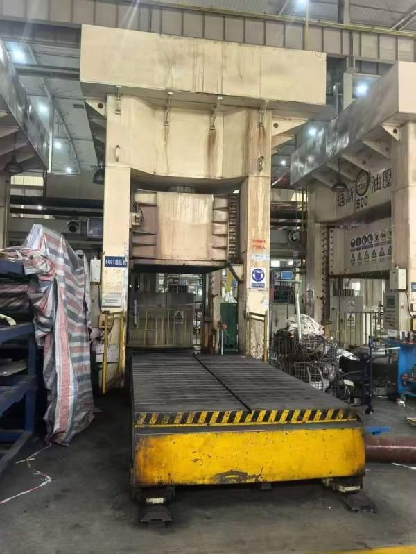 售：迪斯500吨框架液压机  3台台面：3600X2000工作台.