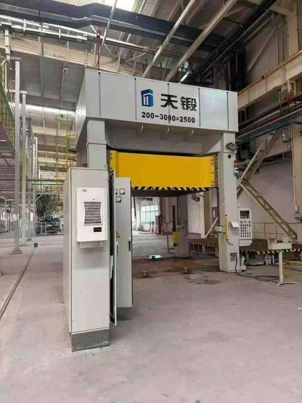 天锻200吨，工作台面尺寸：长3000mm  宽2500mm，适配.