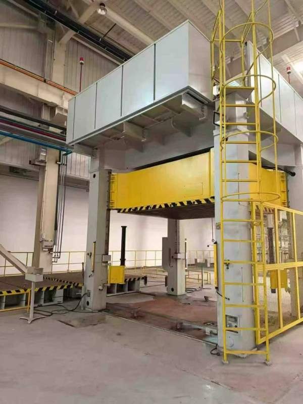 天锻200吨，工作台面尺寸：长3000mm  宽2500mm，适配.