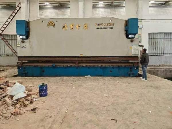 2020年南通市海剪800T8米折弯机，机器几乎未用，一直.