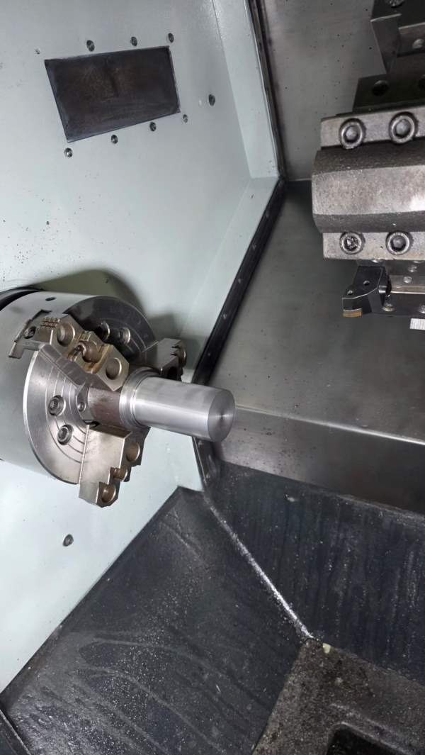 程泰GLS200数控车床，同款2台。发那科TD系统，8寸卡盘.
