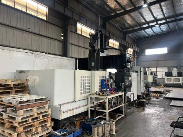 海天3023数控龙门，手动头工作台32米，门宽2.3米，门.