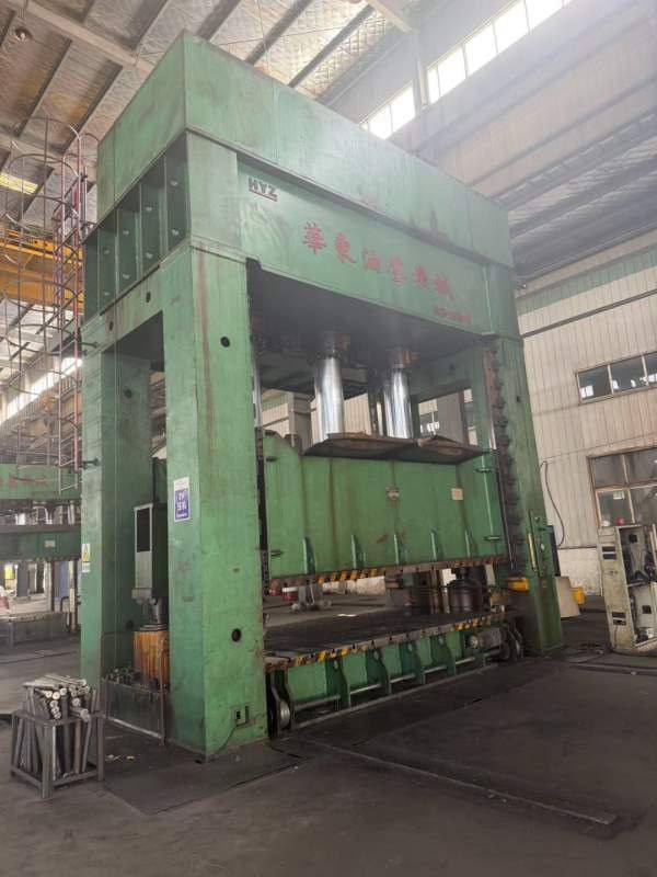 南通华东1000吨框架液压机。有效台面2.5X4.75米。开口.