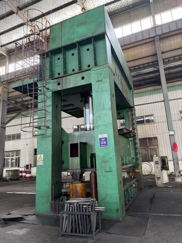 南通华东1000吨框架液压机。有效台面2.5X4.75米。开口.