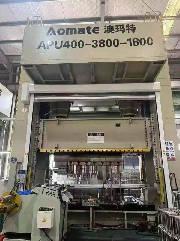 400吨冲床，在位。