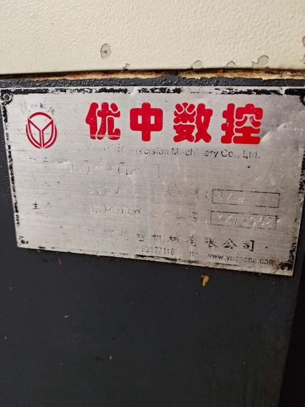 2015年优中数控DCT-46D斜轨排刀数控车床，液压夹头，.