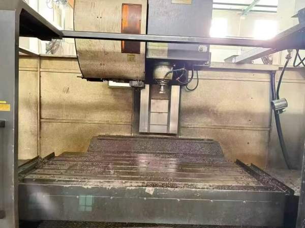 精品友佳825加工中心，三轴行程00，台面，三轴硬轨，.