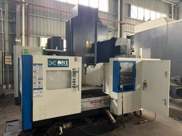 几乎全新鑫台工1010龙门bt40主轴12000转，新代22ma系.