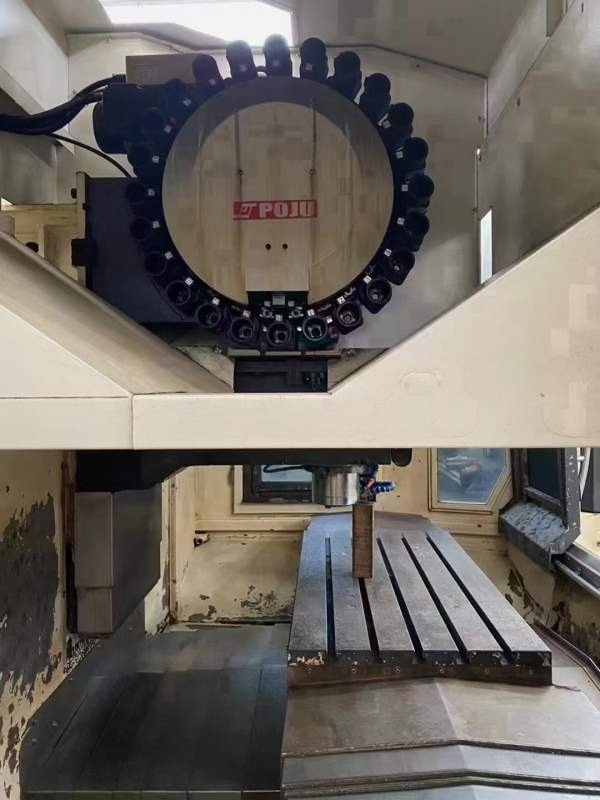 2018年永华1060加工中心，三线轨，z轴带配重，bt40主.