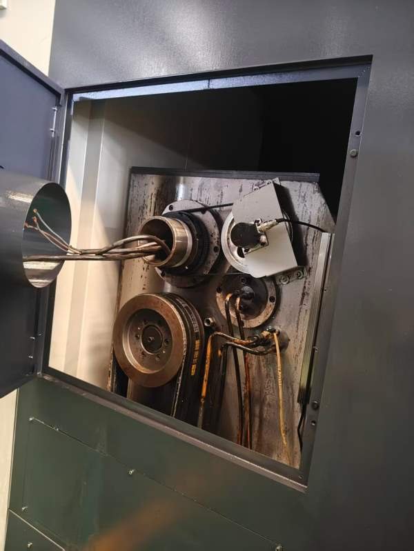 2023年上海普港CK611252米重型数控车床，床身宽700mm.
