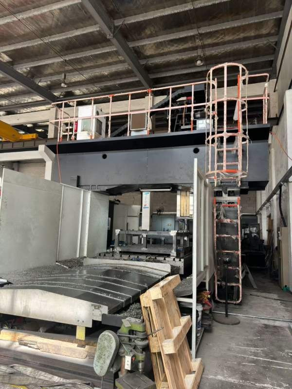 新定台群4030龙门加工中心，工作台2米4米，门宽3米，.