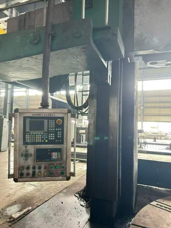 湖北沙洋5260双柱立车。加工直径6米。加工高度3.2米。.