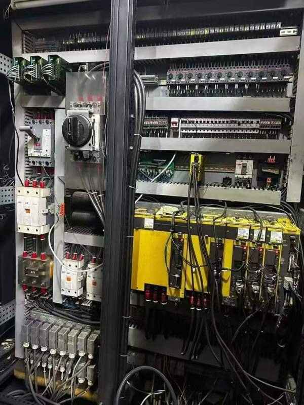 沈阳800双工位卧加，正T结构千分度，带光栅齿轮头带中.