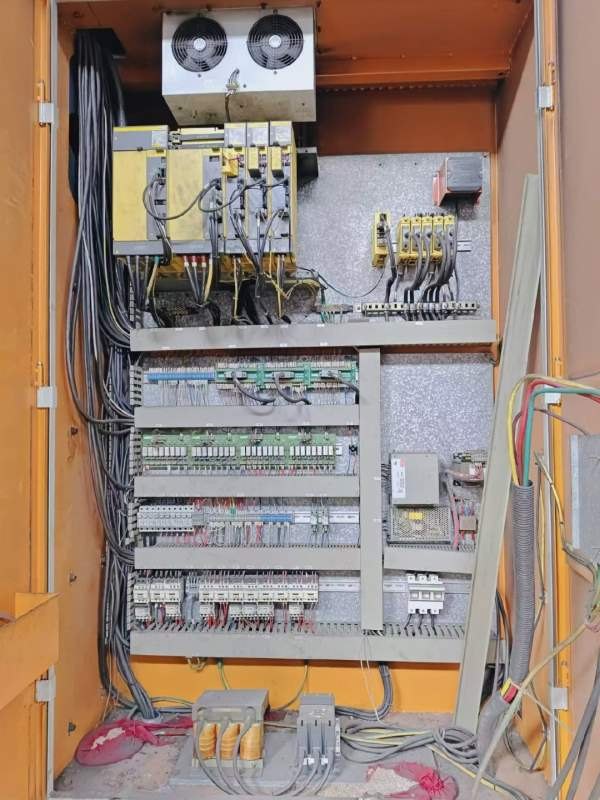 台湾大侨龙门加工中心：型号DWV3200工作台mm龙门宽240.