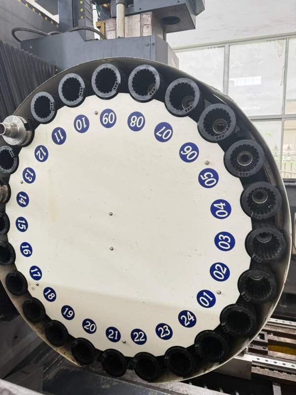 海特1612龙门加工中心，BT50主轴，可中心出水，方滑枕.