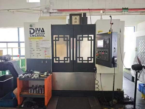 同款两台上海鼎亚850立式加工中心，三菱M80系统、三轴.