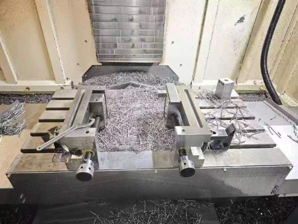 同款两台上海鼎亚850立式加工中心，三菱M80系统、三轴.
