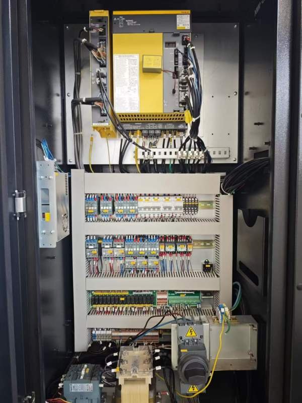 纽威VM-1160S加工中心发那科Plus系统，BT40主轴皮带80.