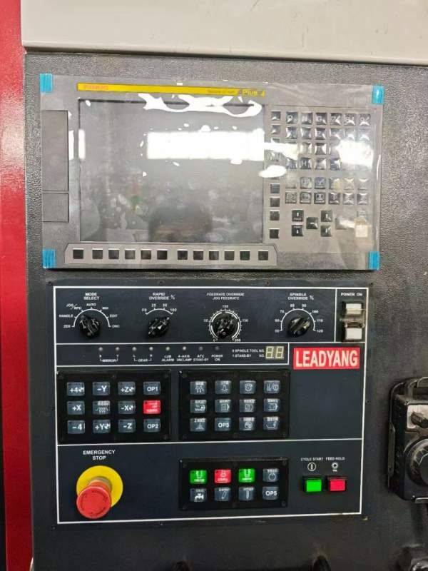 台湾立杨V10加工中心，两线一硬，bt40主轴10000转，工.
