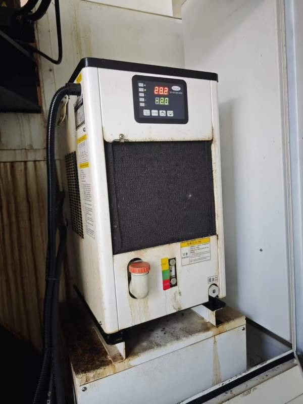 同款两台上海鼎亚855立式加工中心，三菱M80系统、三轴.