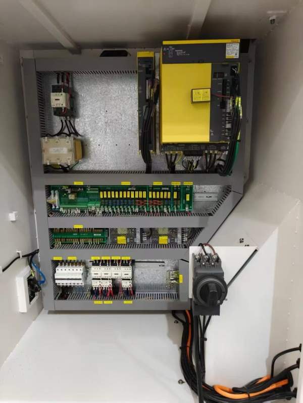 厚道VF85重型加工中心使用2000小时 还有2台发那科OI-M.