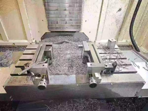 工厂在位出售同款两台上海鼎亚850立式加工中心，三菱M.
