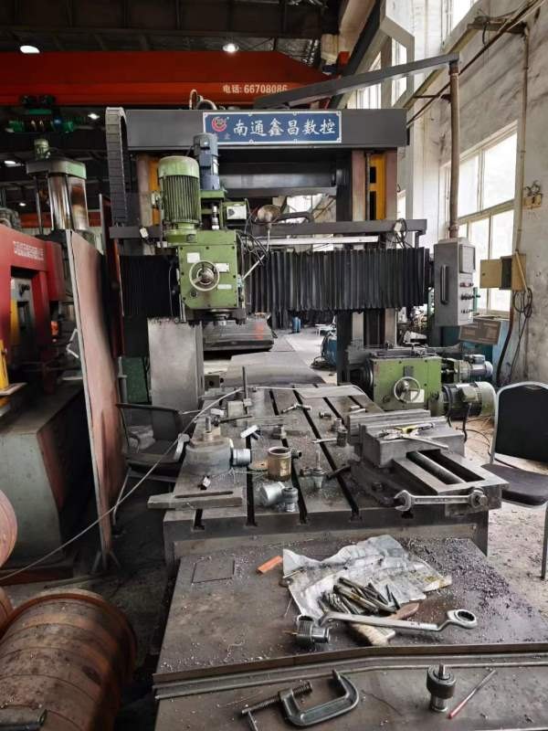 南通鑫昌2012龙门铣床，台面1米2米，中型机，两个铣头.
