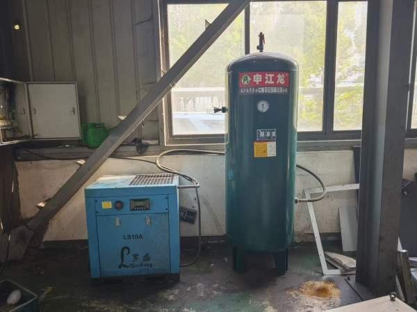 三套7.5千瓦空压机，两个储气罐，有需要的来聊
